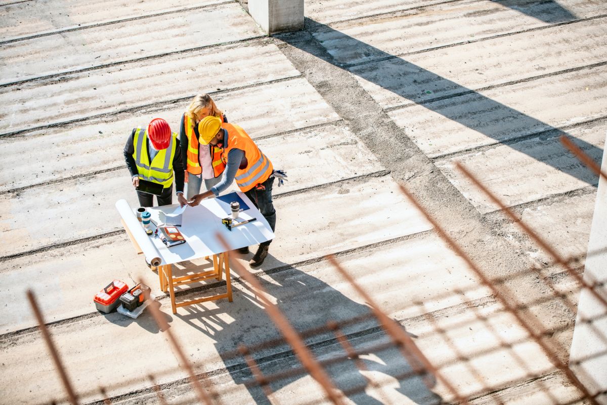 professionisti in un cantiere edile